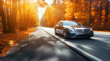 Luxuslimousine von Mercedes-Benz fährt auf einer herbstlichen Autobahn