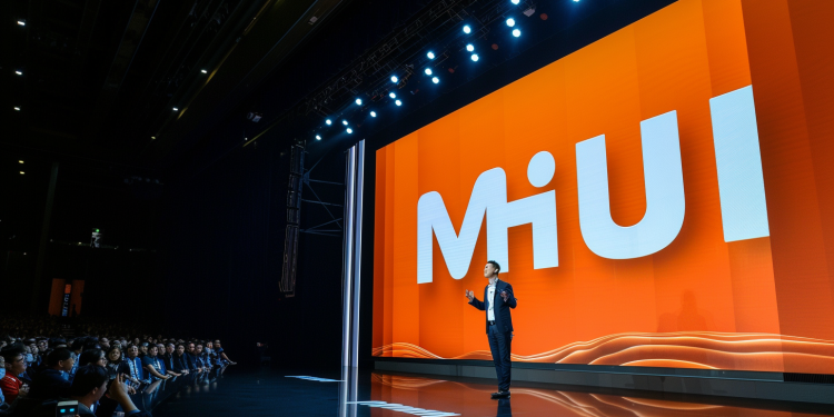 CEO von Xiaomi präsentiert neue Technologieinnovation auf einer großen Bühne mit prominentem Firmenlogo