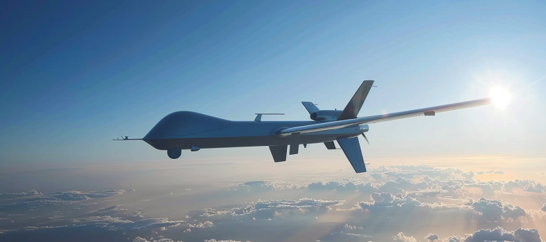 Eine Rheinmetall-Drohne am Himmel, ihr elegantes Design vor einem klaren blauen Horizont