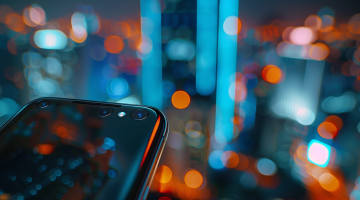 Eine Nahaufnahme des neuesten 5G-Smartphone-Modells von Xiaomi vor einer lebendigen Stadtkulisse