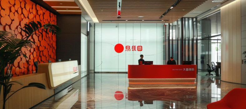 Baidus Büro-Lobby mit auffälligem roten und weißen Logo