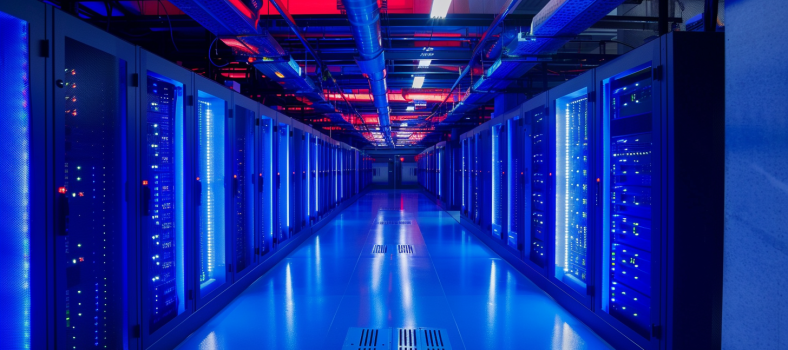 Ein hochmodernes Rechenzentrum mit den neuesten Hochleistungs-Serverracks von Super Micro Computer, beleuchtet mit blauen LED-Lichtern