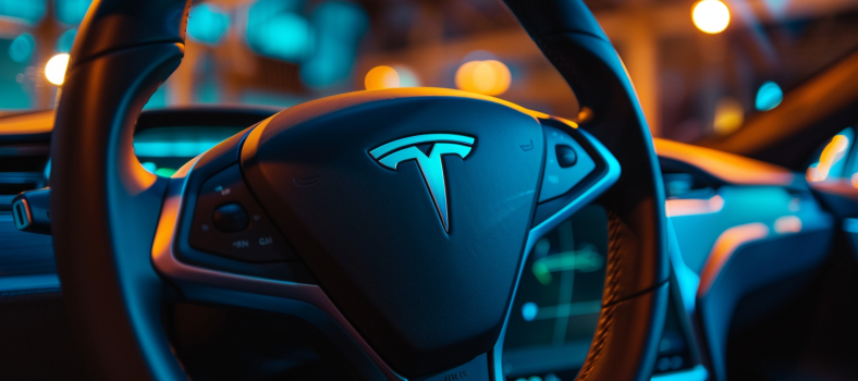 Lenkrad eines Tesla-Autos mit Logo