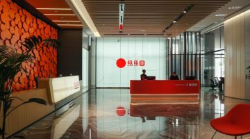 Baidus Büro-Lobby mit auffälligem roten und weißen Logo