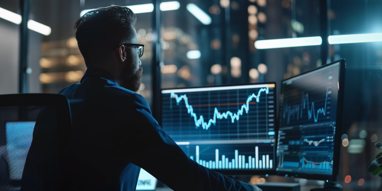 Ein Finanzanalyst im Büro überprüft ein Nvidia-Aktiendiagramm mit Aufwärtstrend