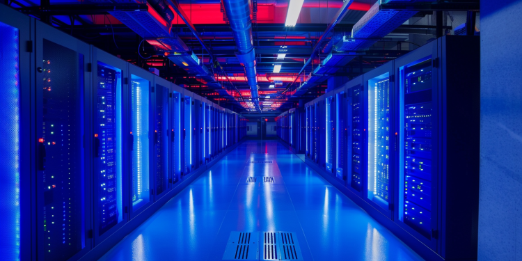 Ein hochmodernes Rechenzentrum mit den neuesten Hochleistungs-Serverracks von Super Micro Computer, beleuchtet mit blauen LED-Lichtern