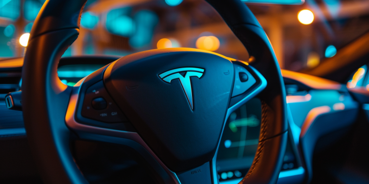 Lenkrad eines Tesla-Autos mit Logo