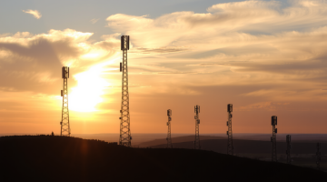 Kommunikationstürme bei Sonnenuntergang