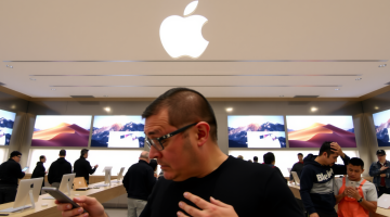 Apple Store mit Aktienbildschirmen