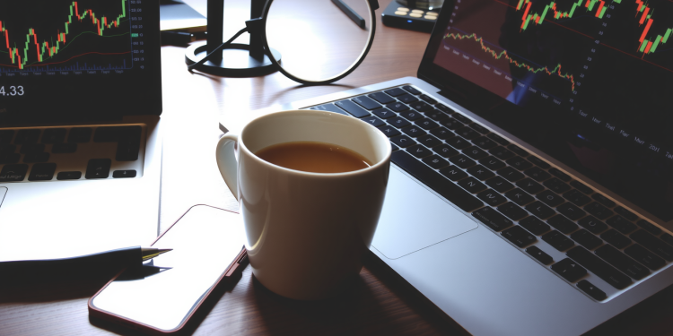 Finanzanalystenschreibtisch mit Laptops