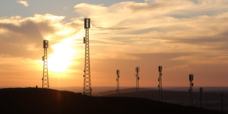 Kommunikationstürme bei Sonnenuntergang