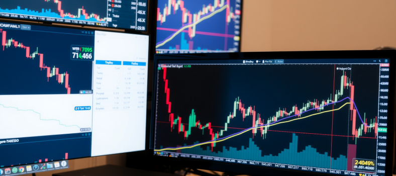 Analystenarbeitsplatz mit Aktiencharts auf Monitoren